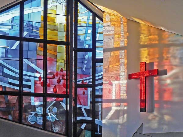 Buntes Bleiglasfenster in der Kirche St. Josef